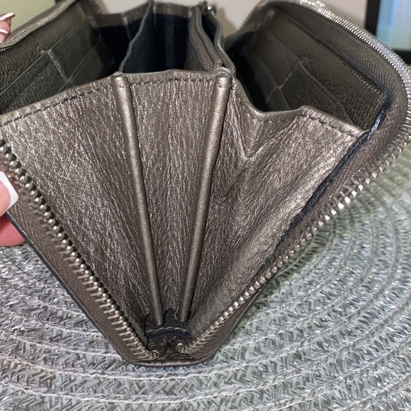 SOLD - Gucci Guccissima Metallic Zip-around Wallet - Picture 12 of 12